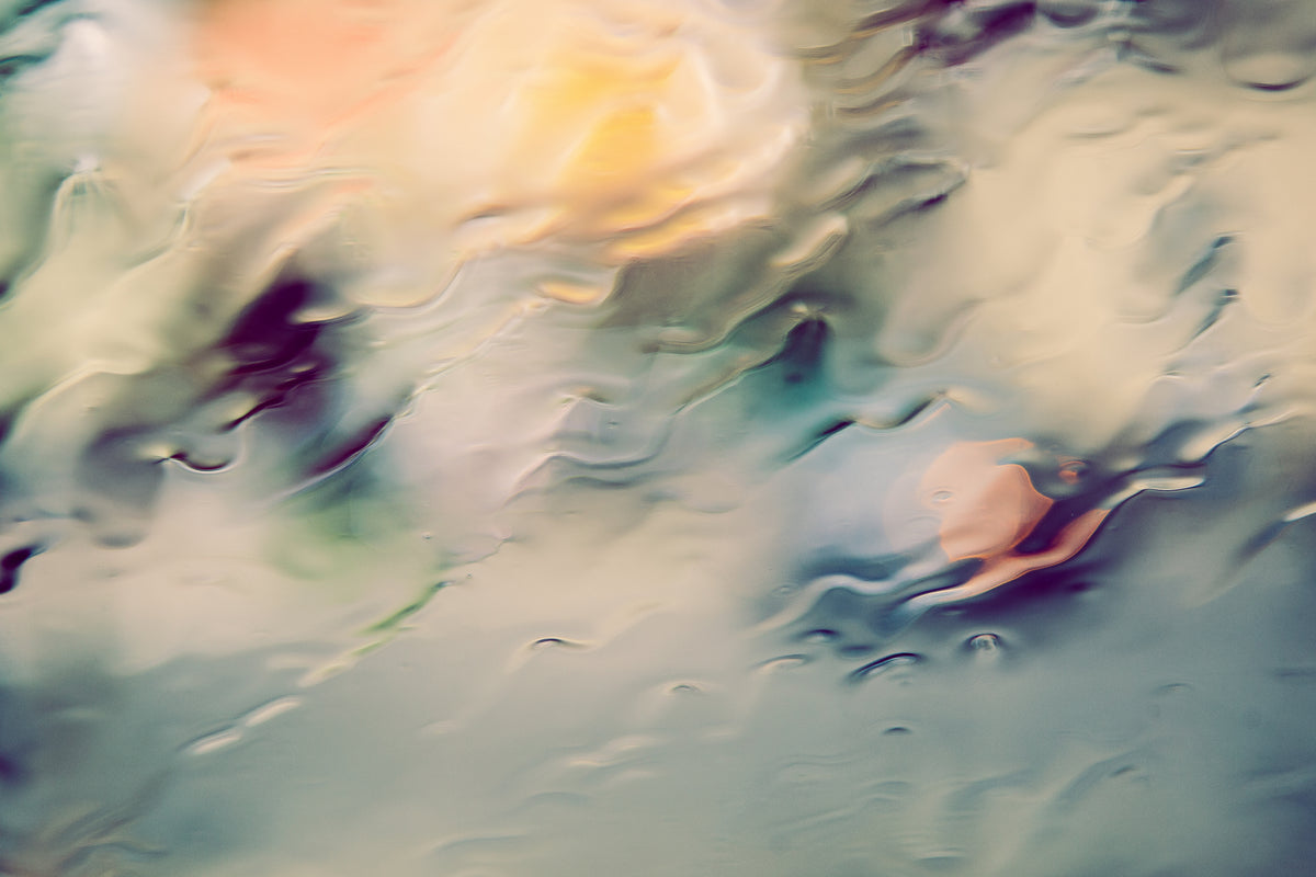 PINKOZA abstract pastel background showing soft water droplets on glass, representing deep hydration and pure botanical ingredients for luxury skincare.